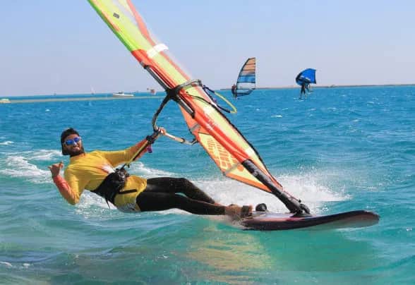 Gdzie na windsurfing zimą? Odkryj najlepsze miejsca na wypoczynek
