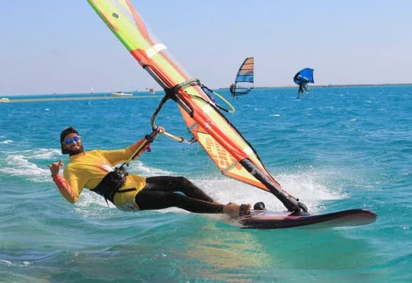 Gdzie na windsurfing zimą? Odkryj najlepsze miejsca na wypoczynek
