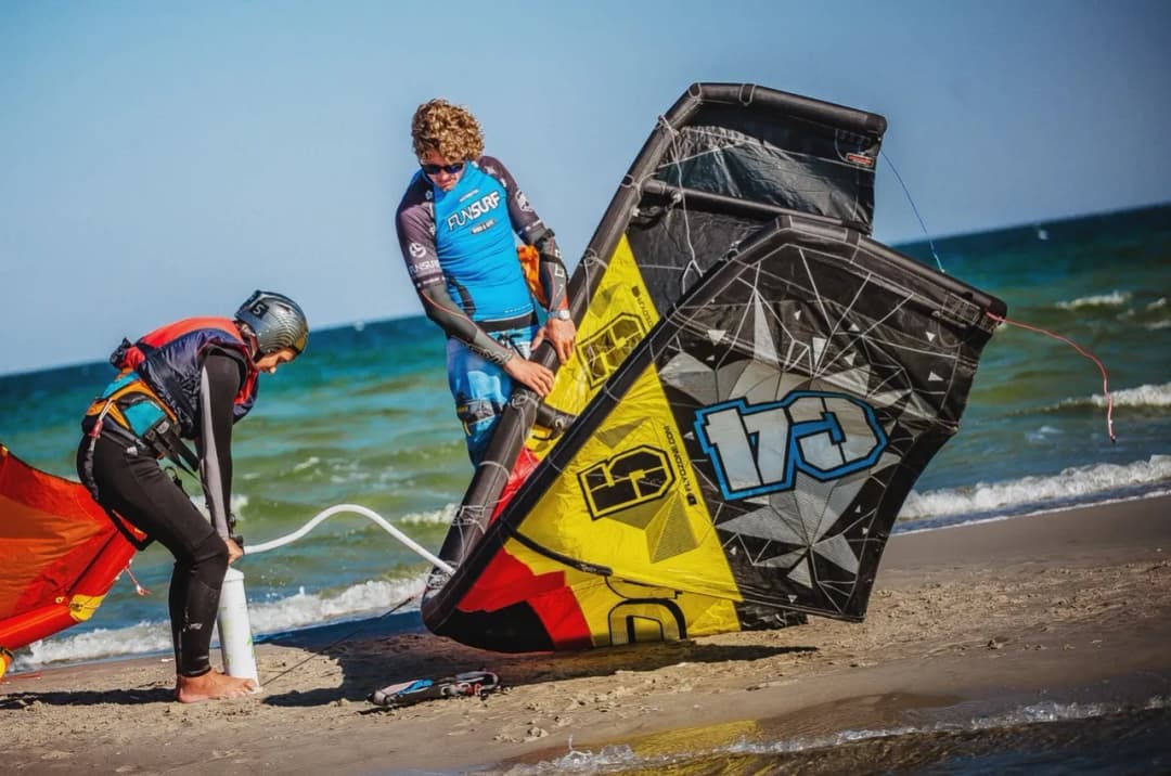 Kitesurfing co to - poznaj fascynujący świat tego sportu wodnego