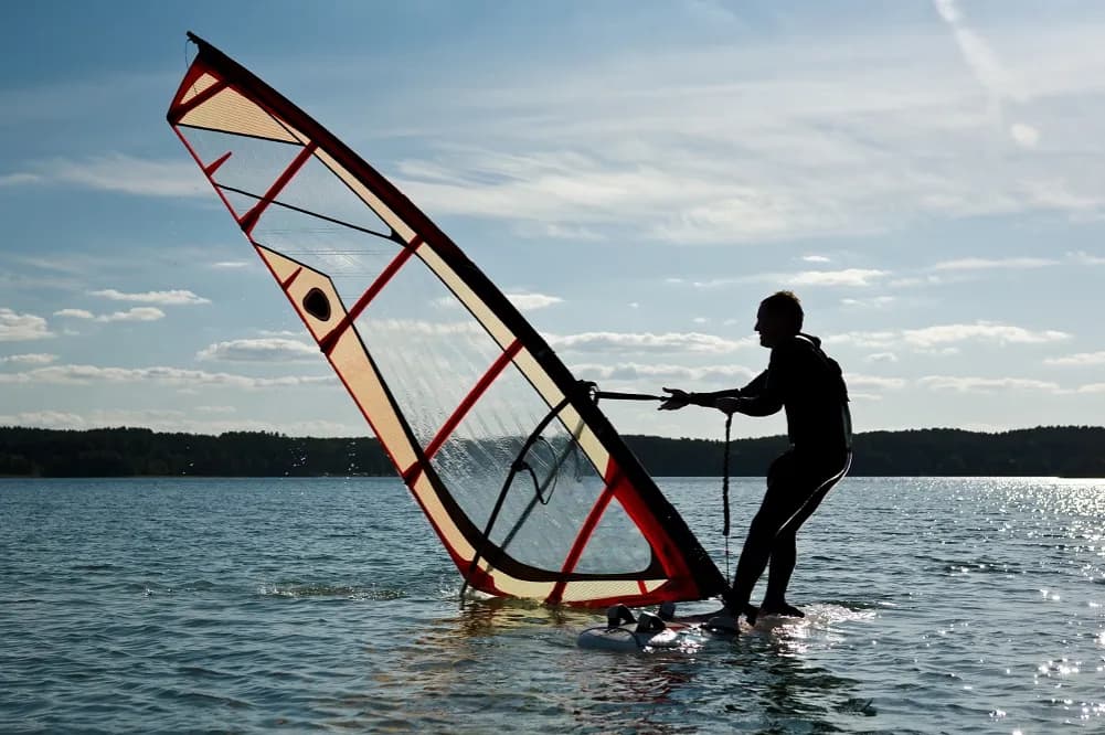 Jak dobrać deskę do windsurfingu, aby uniknąć błędów początkujących