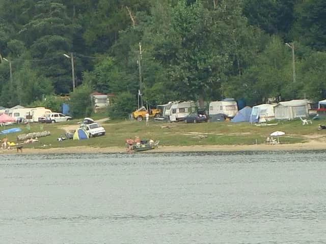 Najlepsze kempingi nad jeziorem Rożnowskim – sprawdź, co wybrać
