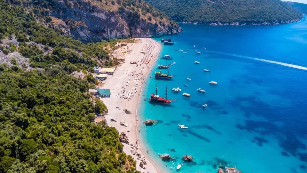 Nad jakim morzem leży Albania? Odkryj Adriatyk i Jońskie!