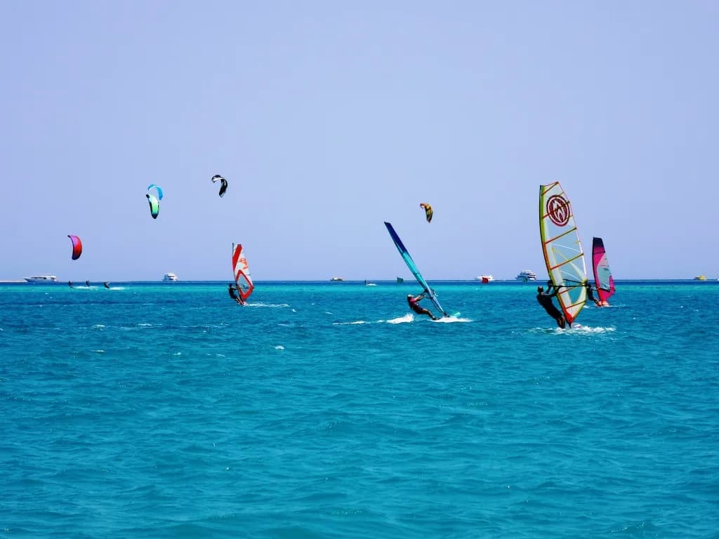 Kitesurfing czy windsurfing – który sport wodny jest lepszy dla Ciebie?