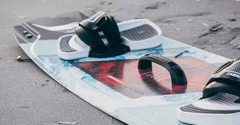 Jaka deska do kitesurfingu – wybierz idealną deskę dla siebie